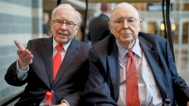 Charlie Munger (kanan) dan Warren Buffett