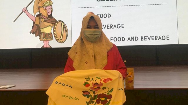 Sulap Ulat Bulu Jadi Kain Sutra, Ibu Ini Curi Perhatian Warga Asing