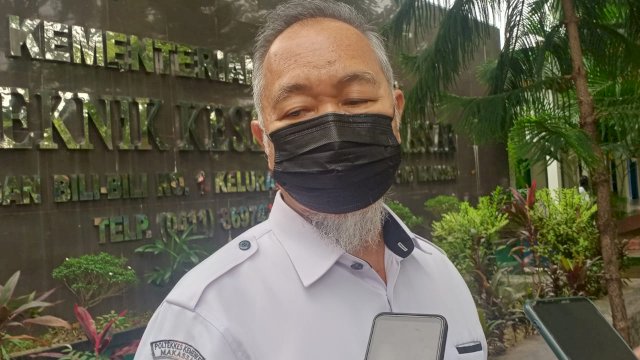 Wakil Direktur III Poltekkes Kemenkes Makassar, Dr. H. Herman saat diwawancarai awak media ihwal kasus dugaan kekerasan yang dilakukan mahasiswa Poltekkes Kemenkes Makassar. (PORTAL MEDIA/Reza)