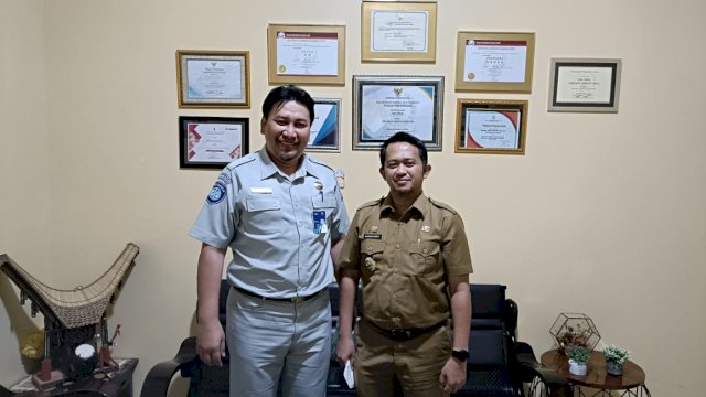 Kepala Jasa Raharja Perwakilan Watampone, Ardiansyah bersama dengan Direktur RSUD Sinjai, dr. Kahar Anies, SpB membahas poin-poin penting yang dapat ditingkatkan dalam perpanjangan Perjanjian Kerja Sama (PKS) /IST