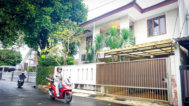 Suasana di depan rumah dinas Kadiv Propam Polri Irjen Pol Ferdy Sambo di Kompleks Polri Duren Tiga, Jakarta Selatan, Rabu (13/7/2022). Foto: dok kumparan