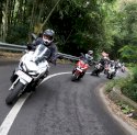 Begini Cara Berkendara Matik Saat Berada di Tanjakan & Turunan