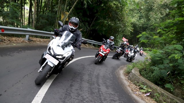 Begini Cara Berkendara Matik Saat Berada di Tanjakan & Turunan