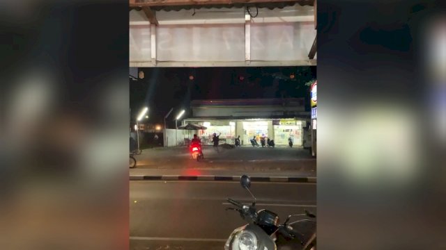 Aksi penyerangan Geng Motor terhadap sejumlah pemuda yang sedang nongkrong di miniminarket Jalan Perintis Kemerdekaan, Kecamatan Biringkanaya, Kota Makassar, Sulsel, pada Kamis (14/7/2022) malam kemarin/IST
