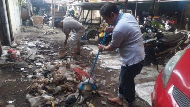 Kegiatan Jumat Bersih yang dilakukan oleh staf Perumda Pasar Makassar dalam rangka penilaian Piala Adipura/IST
