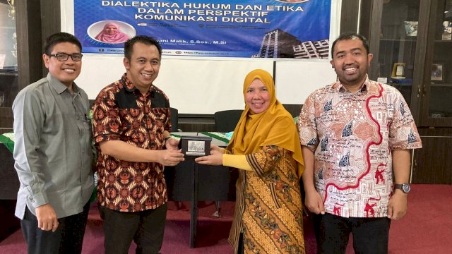 Penandatangan kerjasama dilakukan oleh Dr. Ihyani Malik selaku Dekan FISIP Unismuh dan Prof. Dr. Muhammad Khairil, Dekan FISIP Untad Palu/IST