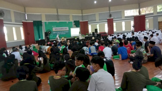 Sekolah Menengah Atas (SMA) Islam Athirah Bukit Baruga menggelar  kegiatan Masa Pengenalan Lingkungan Sekolah (MPLS) kepada siswa baru/IST
