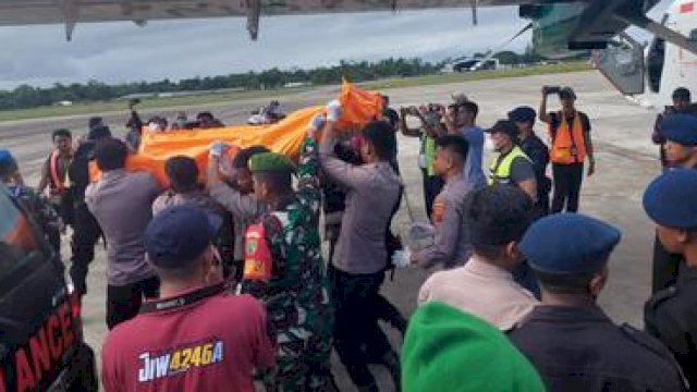 Korban penembakan KKB Papua dievakuasi ke Timika. (Dok Polda Papua)