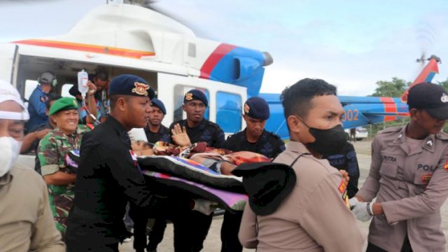 Korban luka penembakan KKB di Nduga saat dievakuasi menggunakan Helikopter ke Mimika, Sabtu (16/7/2022. Foro: Dok Polda Papua