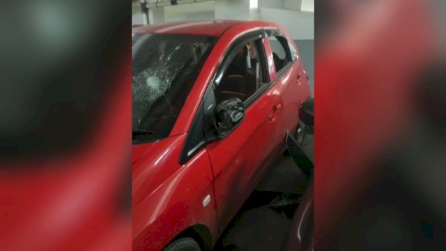Potongan gambar dari video yang tersebar, nampak mobil yang dirusak oknum legislator Bulukumba, pada Sabtu (16/7/2022) kemarin. Foto: ist