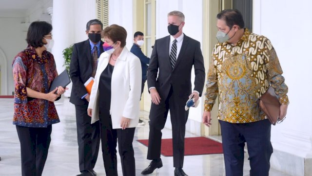 Menteri Keuangan Sri Mulyani tampak berbincang dengan Direktur Pelaksana IMF Kristalina Georgieva di Istana Kepresidenan Bogor, pada Minggu, 17 Juli 2022. (Foto: BPMI Setpres).