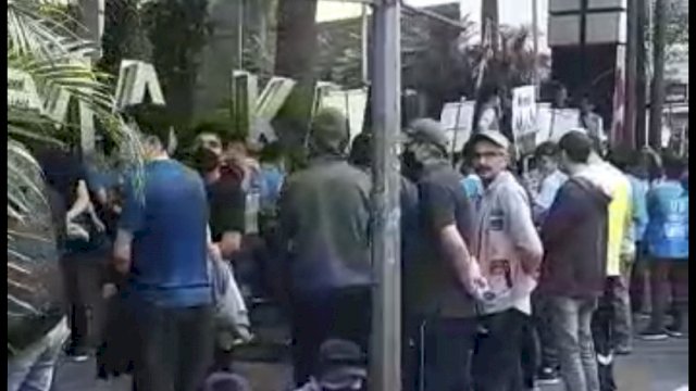 Ratusan Imigran Unjuk Rasa di Depan Wisma Kalla 