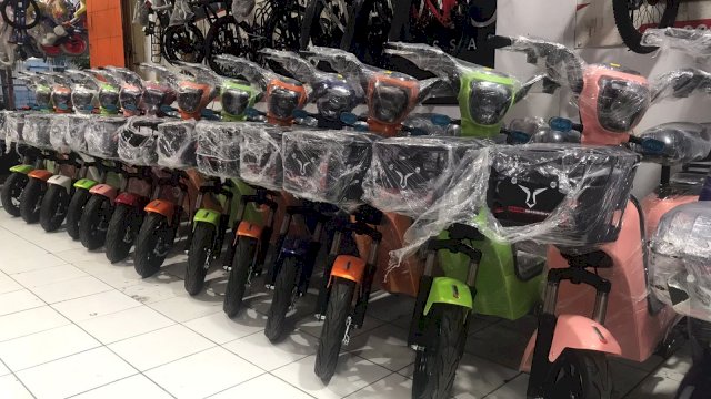 Puluhan unit sepeda listrik dijual di Makassar. Foto: Gita/portalmedia.id