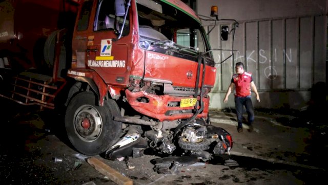 truk tangki pertamina terlibat dalam kecelakaan maut di Cibubur, Jawa Barat. Foto: dok Republika