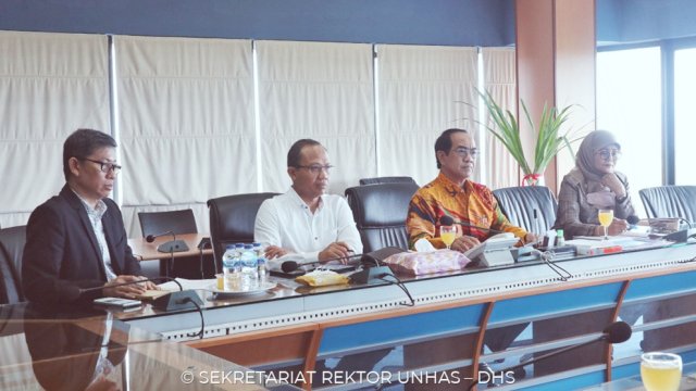 Rektor Universitas Hasanuddin Prof. Dr. Ir. Jamaluddin Jompa, M.Sc., melakukan dialog bersama Koalisi Setara Unhas di Ruangan Rektor, Lantai 8 Gedung Rektorat, Kampus Tamalanrea, Makassar, Rabu (13/07)/IST
