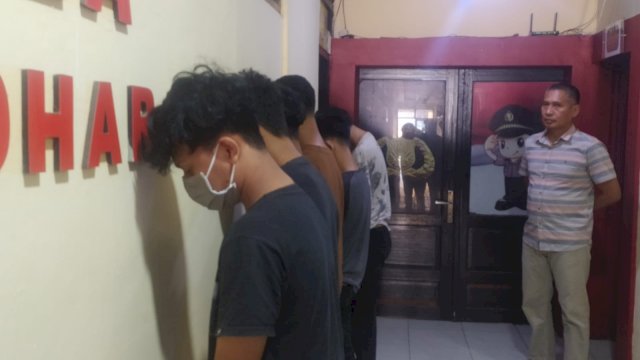 Para pelaku yang diekspose polisi usai ditangkap. (PORTALMEDIA/REZA)