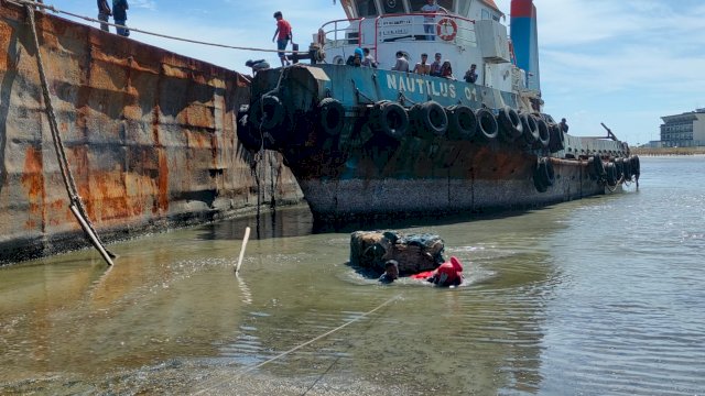 Proses evakuasi jasad pria tanpa busana oleh petugas Damkar Makassar dan Polisi(PORTALMEDIA/REZA)