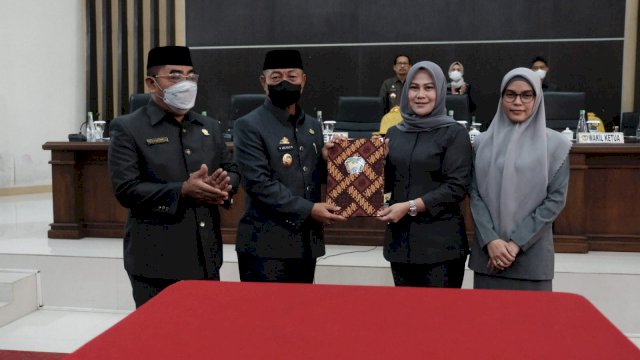 DPRD bersama dengan Pemerintah Daerah(Pemda)Gowa mengesahkan Rancangan Peraturan Daerah (Ranperda) tentang Rencana Induk Pembangunan Kepariwisataan Kabupaten Gowa (Ripparkab) Tahun 2021-2035 menjadi Perda/IST