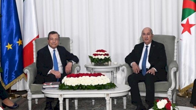 Presiden Aljazair Abdelmadjid Tebboune dengan Perdana Menteri Italia Mario Draghi 