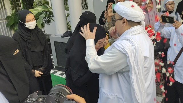 Senyum Sumringah Rizieq Shihab di Petamburan Usai Bebas Bersyarat