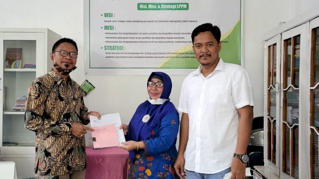 Penyerahan hasil penelitian oleh dosen Sosiologi Fisip UNSA  kepada Ketua LPPM UNSA Makassar Ir.Hj. Reny Murniati, S.T., M.T./IST
