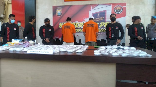 

Satuan Reserse Narkoba Polrestabes Makassar saat ekspose dua orang tersangka atas kasus peredaran narkoba jenis sabu, Kamis (14/7/2022)/PORTAL MEDIA/Reza