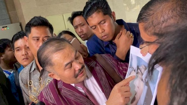 Kuasa hukum keluarga Brigadir Yosua, Kamaruddin Simanjuntak saat menunjukkan bukti. Foto: dok detik