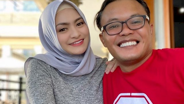 Pasangan Sule dan Nathalie pada sidang perdana perceraian sepakat untuk berpisah. Foto: okezone