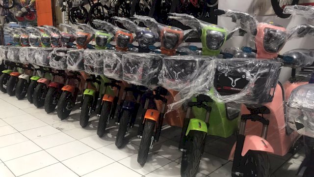 Salah satu toko di Makassar yang menjual sepeda motor listrik yang saat ini lagi tren di masyarakat(PORTAL MEDIA/Gita)