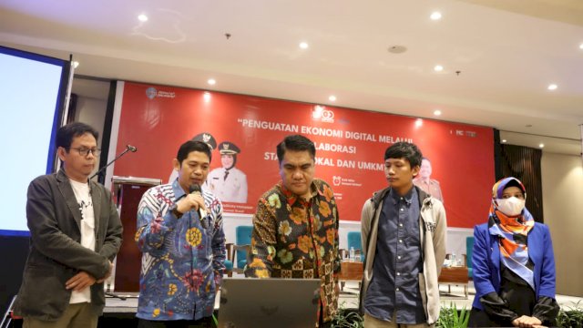 
Staf Ahli I Bidang Pemerintahan, Hukum, dan Politik Irwan Bangsawan didampingi oleh Kepala Bidang Aplikasi Informatika Dinas Komifo Makassar Jusman meresmikan cloud data storage dan repository apps, di Hotel Four Point of Sheraton, Kamis (21/7)/IST