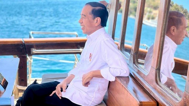 Presiden Jokowi nampak sumringah di atas kapal pinisi menuju Pulau Rinca Taman Nasional Komodo, Kamis, (21/7/2022). Foto: dok Biro Pers Sekretariat Presiden