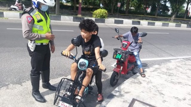 Polisi gencar sosialisasi pembatasan penggunaan sepeda listrik di jalan raya. Foto: ist