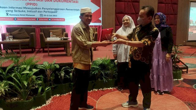 Pejabat Pengelola Informasi dan Dokumentasi (PPID) Dinas Pemberdayaan Masyarakat dan Desa (PMD) Kabupaten Luwu Utara, Iskandar, dinobatkan sebagai peserta terbaik Bimbingan Teknis (Bimtek) Penguatan Kapasitas PPID Sulsel/IST