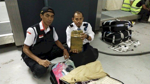 Air zamzam dalam kemasan 5 liter di koper jemaah haji Indonesia yang ditemukan di remote area. Foto: dok. MCH 2022