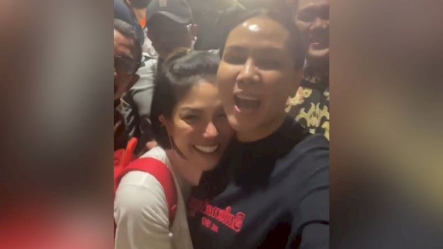 Nikita Mirzani Batal Ditahan Polisi, Fitri Salhuteru: Dia Bukan Buronan