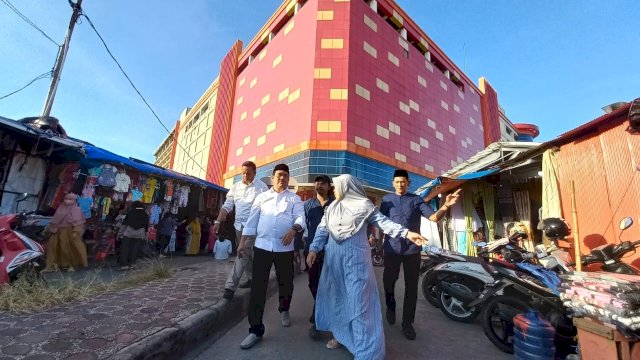 Direktur Utama Perumda Pasar Makassar Ichsan Abduh Hussein saat mengunjungi Pasar Sentral Makassar Jumat 22 Juli 2022