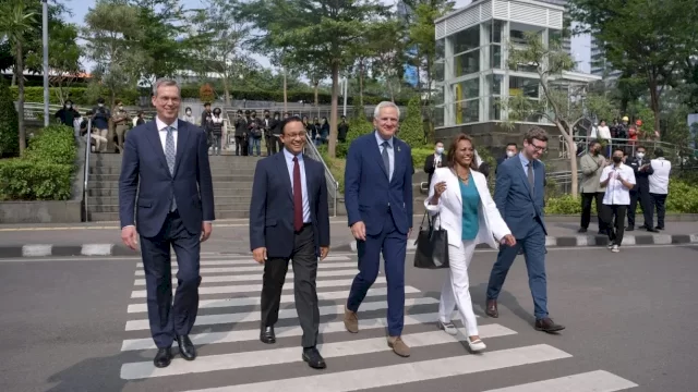 Gubernur DKI Jakarta Anies Baswedan bersama  EU Ambassadro H.E. Vice President of the Europian Investment Bank, Head of VP Kris Peeters&rsquo; Office, dan Head of EIB Group for Southeast Asia and the Pacific melakukan catwalk ala &lsquo;Citayam Fashion Week&rsquo; di Sudirman, Selasa (19/7/2022). Foto: dokumentasi Pemprov DKI