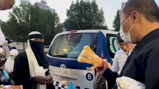 Jemaah asal Indonesia saat menawar boneka di depan Hotel penginapan di Sektor III Mekkah.