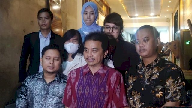 Roy Suryo dan pengacaranya