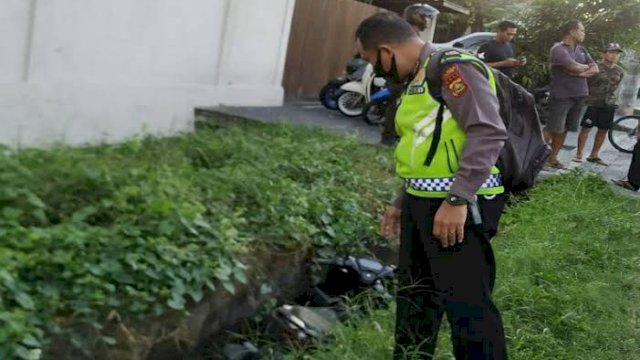 Bule meninggal karena tertindis motor.