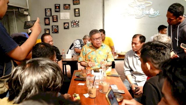 Taufan Pawe saat menggelar jumpa pers di sebuah cafe di Makassar, beberapa waktu lalu.
