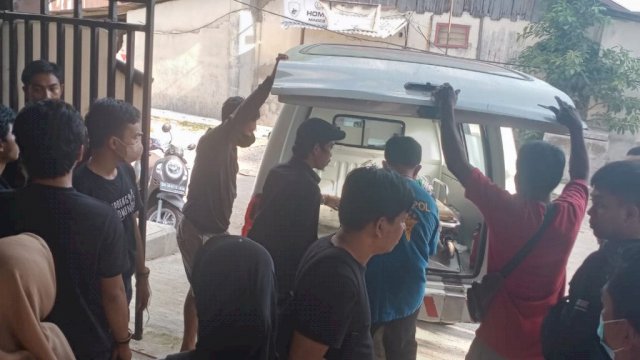 Pihak keluarga yang menjemput jenazah Zhafirah di RS Bhayangkara Makassar. (Ist)