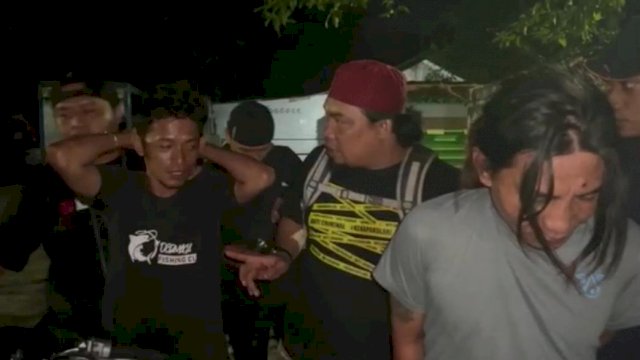 Kedua pelaku saat diamankan unit Resmob Polsek Panakkukang. KEduanya deraksi dengan mengaku petugas Patroli Kepolisoan. Foto: dok