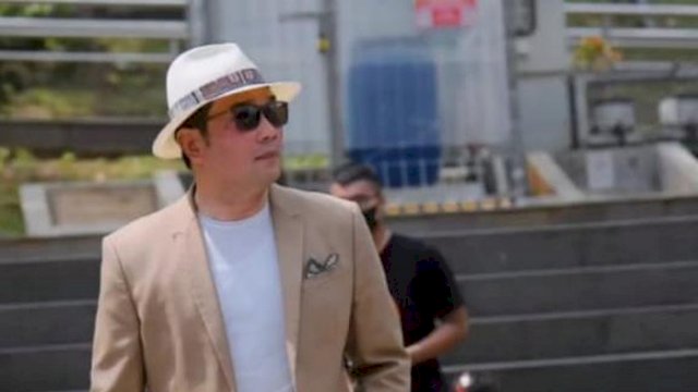 Gaya trendy Gubernur Jawa Barat, Ridwan Kamil, saat ikut berpose di Citayam Fashion Week. foto: ist