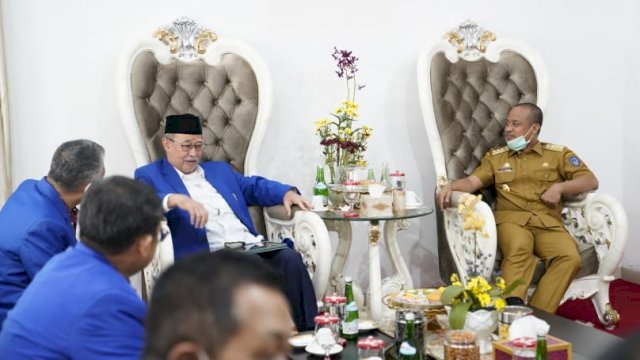 Rektor Unismuh, Prof Ambo Asse, saat melakukan pertemuan dengan Gubernur Sulsel, Andi Sudirman Sulaiman, di Rumah Jabatan Gubernur Sulsel, Senin (25/7/2022). Foto: Dewi/portalmedia.id