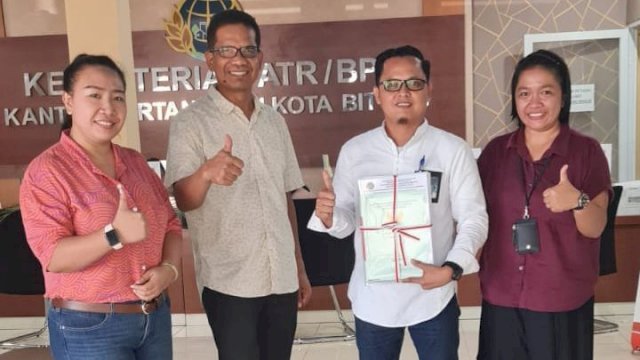Penyerahan sertipikat aset tanah dari BPN Bitung diserahkan langsung oleh Kepala Kantor Pertanahan Kota Bitung, Budi Tarigan kepada Manajer Bagian Perijinan dan Umum PLN Unit Pelaksana Proyek Sulawesi Utara (UPP Sulut), Andit/IST