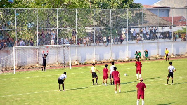 Stadion Kalegowa yang dipenuhi penonton dengan penuh bangga menyaksikan pertandingan persahabatan antara Persigowa dan PSM Makassar/IST