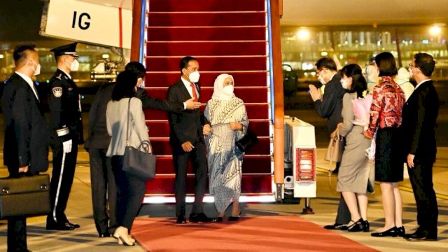 Presiden Joko Widodo dan Ibu Iriana Joko Widodo beserta delegasi tiba di Beijing Capital International Airport, Beijing, Republik Rakyat Tiongkok (RRT) pada Senin, 25 Juli 2022 sekitar pukul 21.37 Waktu Setempat (WS). Foto: BPMI  