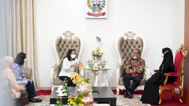 Gubernur Sulsel Andi Sudirman Sulaiman menerima kunjungan Menteri Pemberdayaan Perempuan dan Perlindungan Anak (KPPPA), I Gusti Ayu Bintang Darmawati, Senin (25/7/2022) malam. Foto: dok