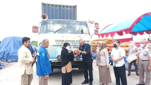 Pelepasan ekspor kopra hitam milik CV Aflaha Coconut Mandiri oleh Kepala Balai Karantina Pertanian Makassar, Lutfie Nasir, Selasa (26/7/2022). Foto: dok 